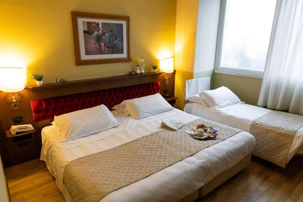 Room, Alga, Milan