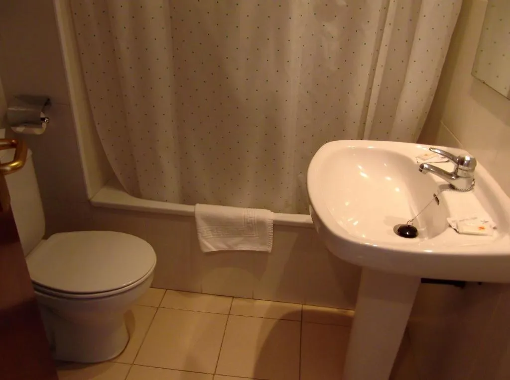 Room, Simeon, Costa Brava