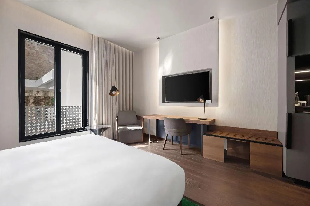 DOUBLE GUEST ROOM KING BED Room, Hilton Porto Gaia, Porto
