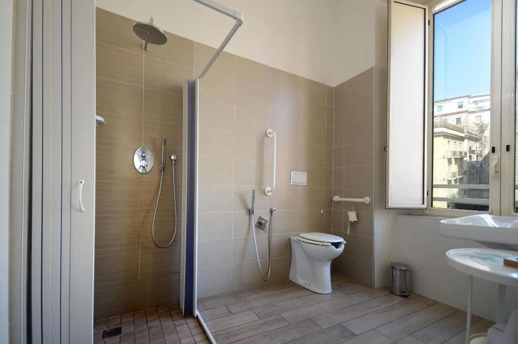 Room, Funikulì Funikulà, Naples