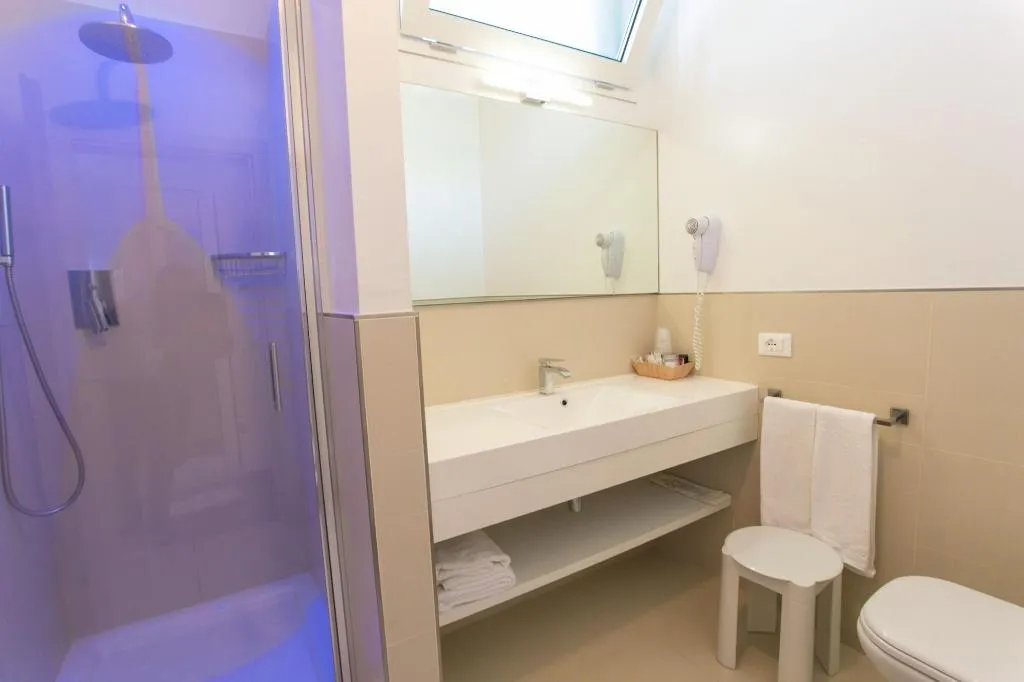 Room, Domingo, Venice