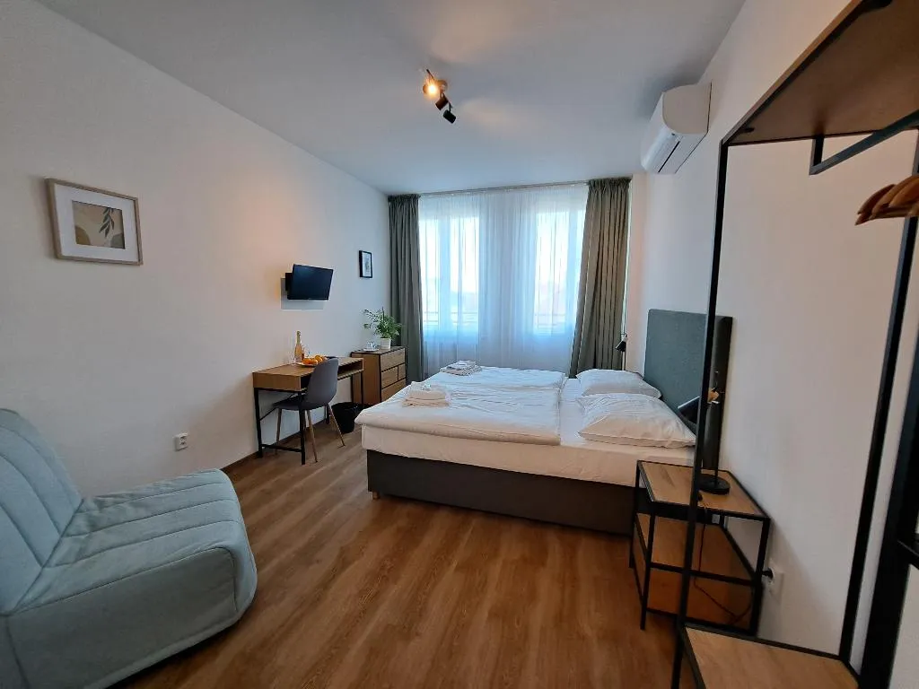 Double or Twin KING SIZE BED Room, Legie, Prague