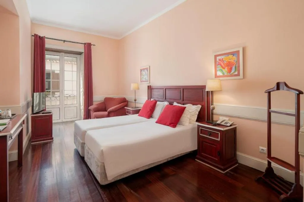 Room, Residencial Mariazinha, Madeira