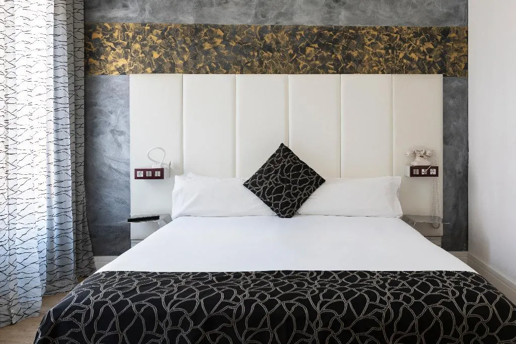 TRIPLE STANDARD Room, Petit Palace Savoy Alfonso XII, Madrid
