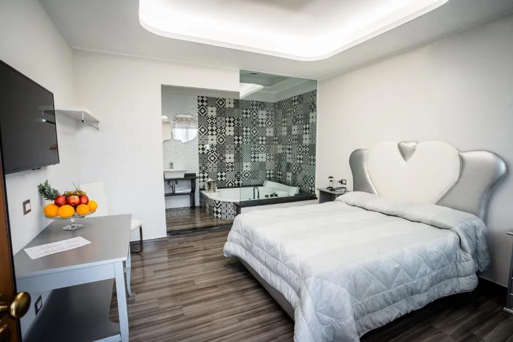 Room, La Fenice, Naples