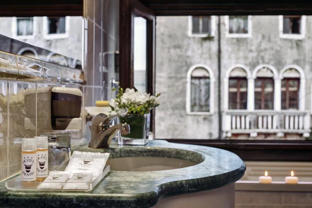 DOUBLE STANDARD Room, Pausania, Venice