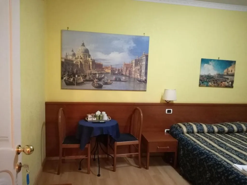 Room, La Casa Dellarte, Rome