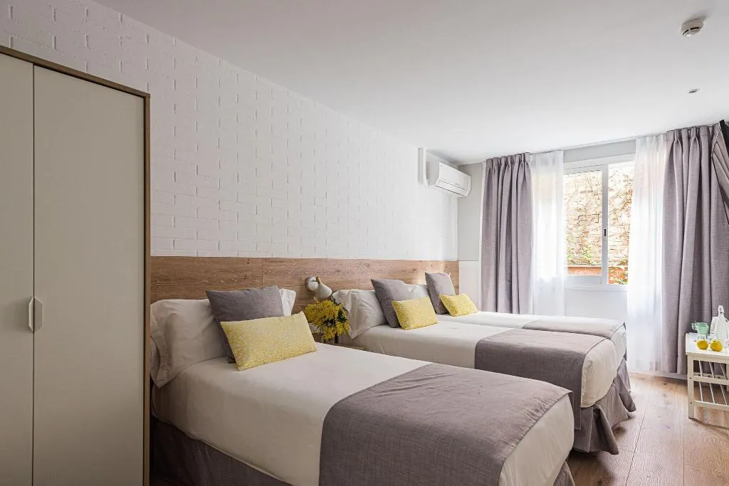 TRIPLE STANDARD Room, House by pillow, Barcelona