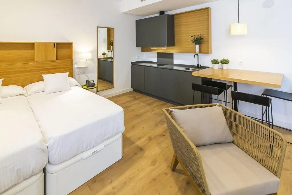 Room, Aquitania Home Suites, Seville