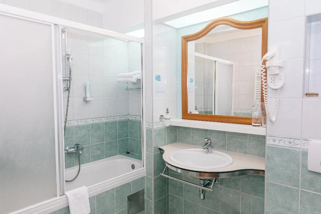 DOUBLE STANDARD Room, Spongiola, Split