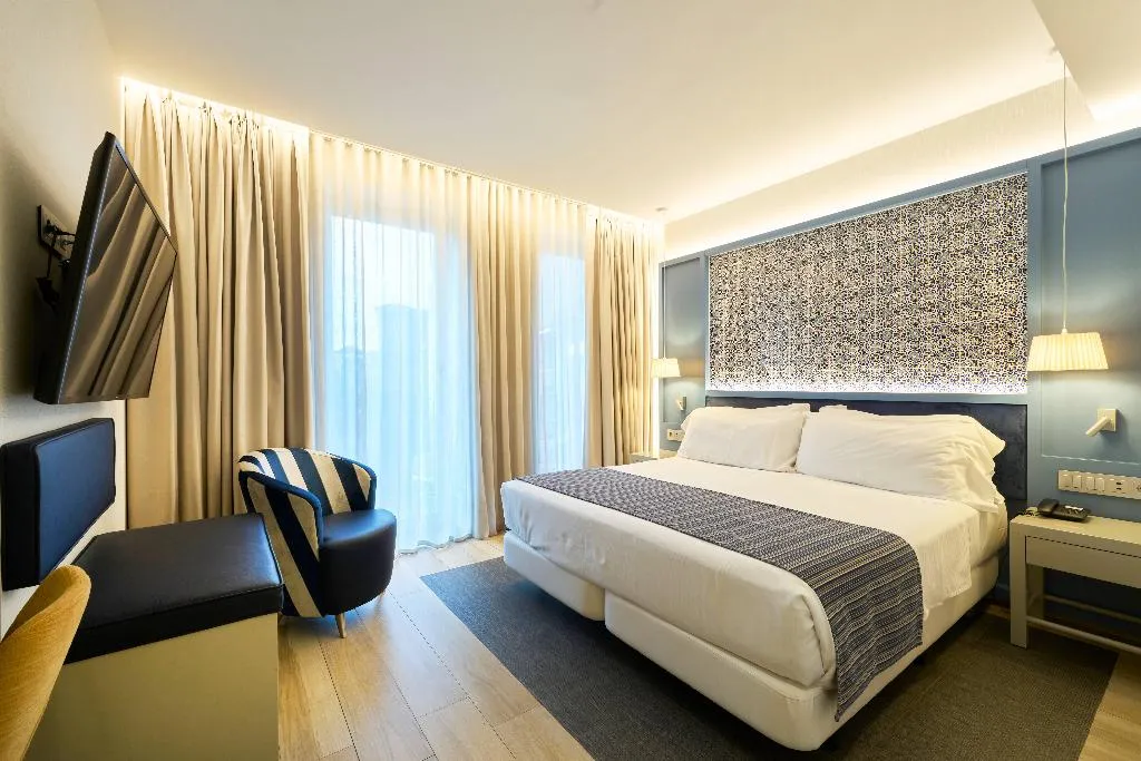 DOUBLE SINGLE USE WITH TERRACE Room, Catalonia Porto, Porto