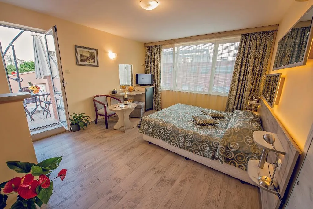 Room, Victoria, Varna