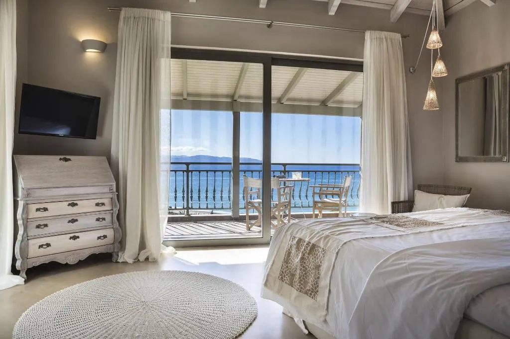 Room, F Zeen, Kefallinia