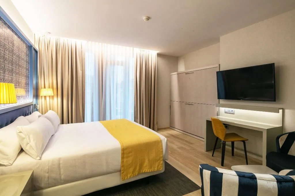 FAMILY ROOM QUEEN SIZE BED Room, Catalonia Porto, Porto