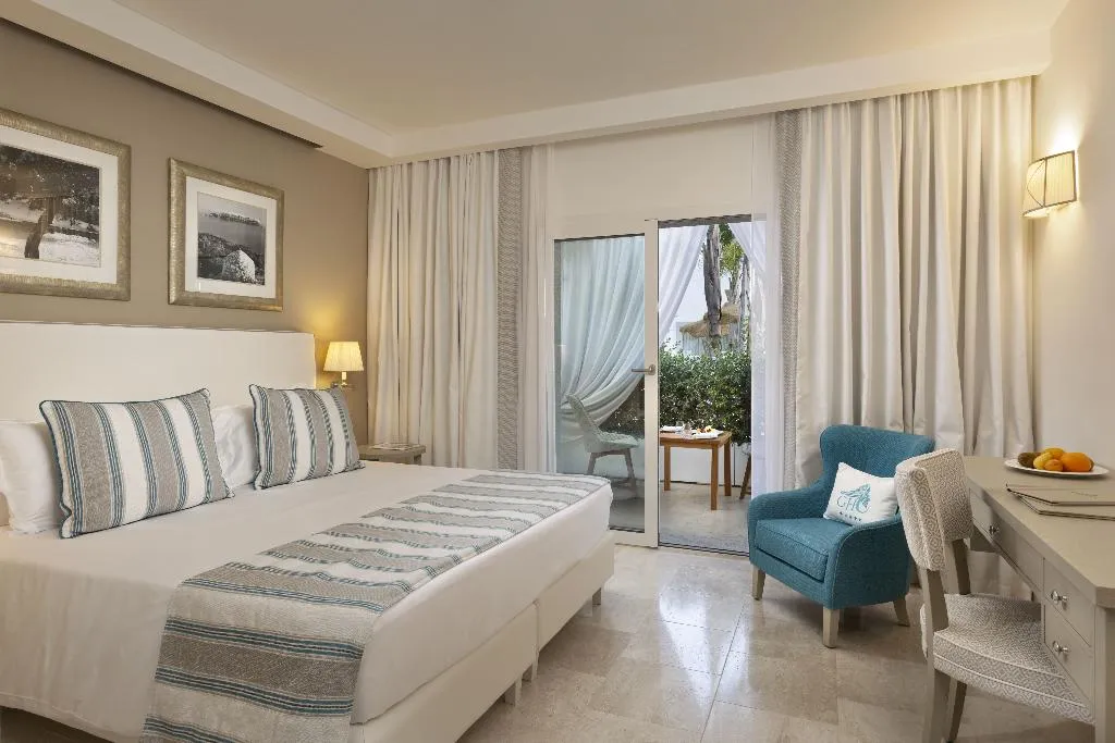 DOUBLE SUPERIOR POOL VIEW Room, Grand Hotel Cannigione 5*L, Olbia