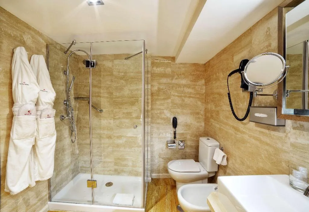 JUNIOR SUITE STANDARD Room, NH Collection Madrid Palacio de Tepa, Madrid