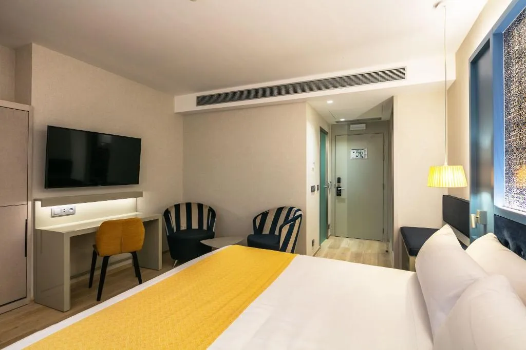 FAMILY ROOM QUEEN SIZE BED Room, Catalonia Porto, Porto