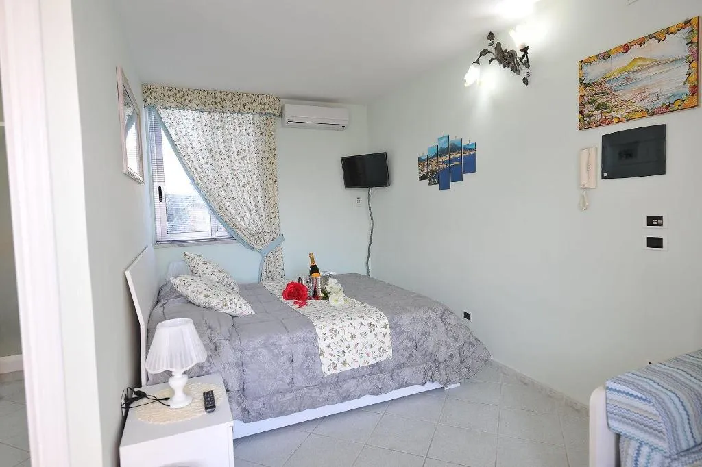Room, B&B Le Cycas, Naples