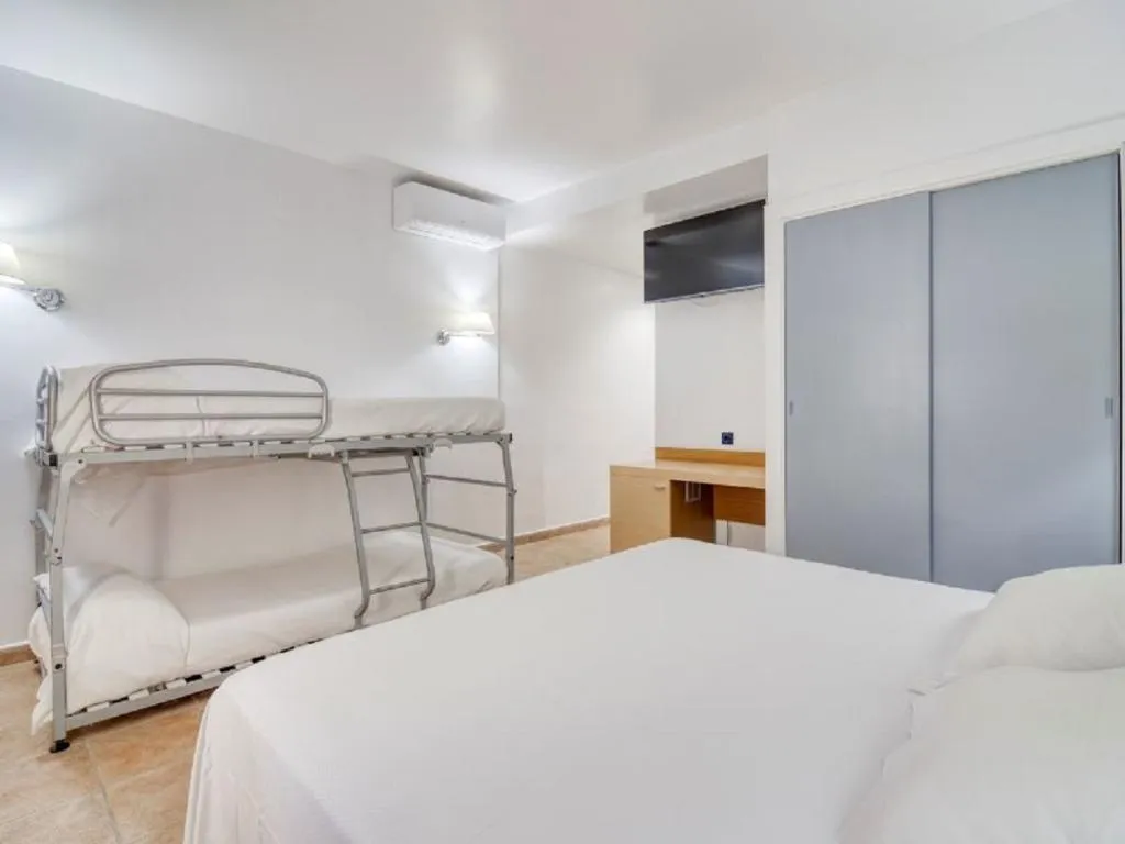 Room, Abril, Costa Blanca
