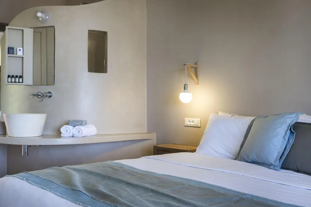 Room, F Zeen, Kefallinia
