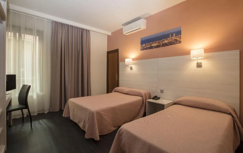 Room, Cuatro Naciones, Barcelona