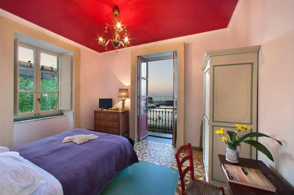Room, Marina Piccola 73, Naples