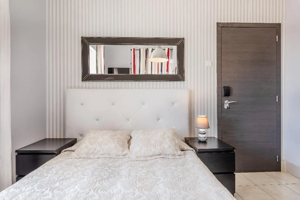 Room, V Dinastia, Lisbon