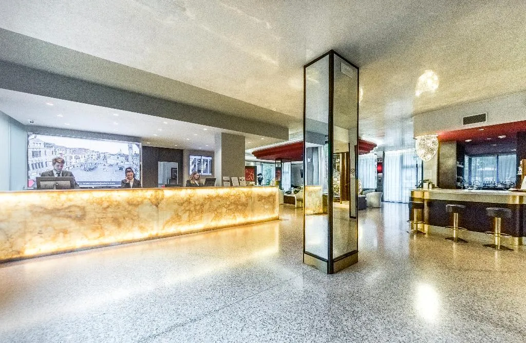 Lobby, Antony, Venice