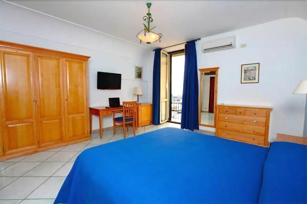 Room, L'Approdo, Naples