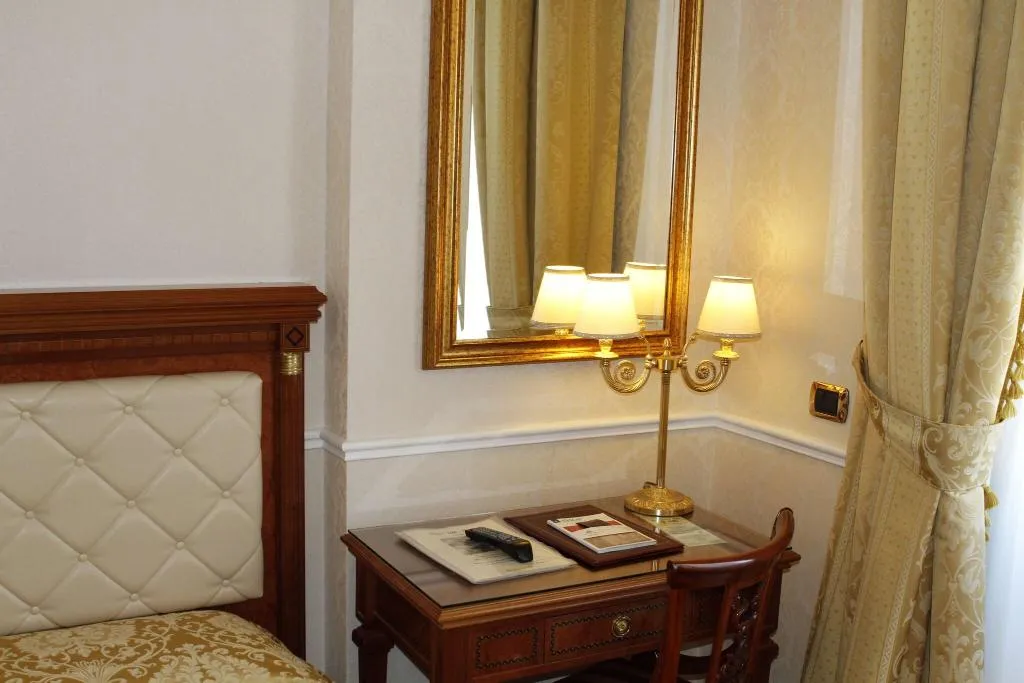 SUITE KING SIZE BED Room, Hotel Villa Pinciana, Rome