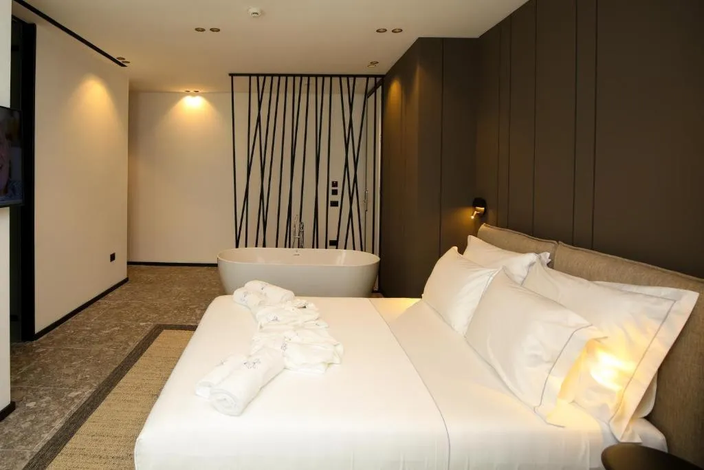 DOUBLE DELUXE ONE BED Room, Nobus Hotel & Spa, Kavaje