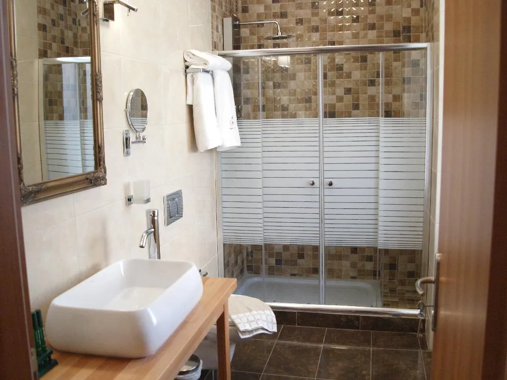 Room, King Lodge, Athens