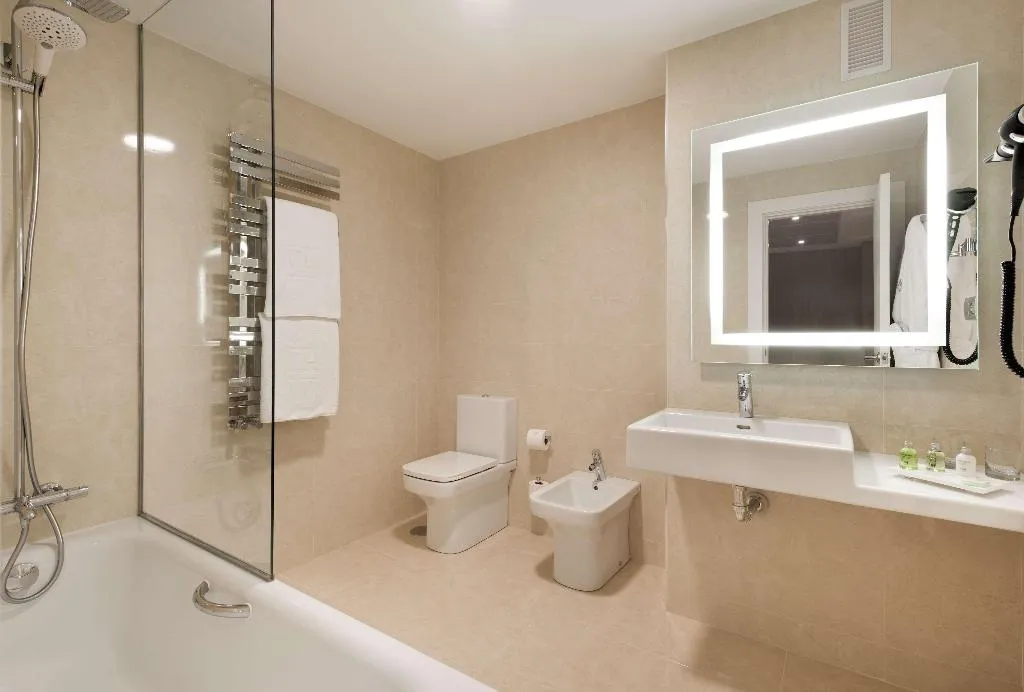 DOUBLE SUPERIOR Room, NH Madrid Chamberí, Madrid