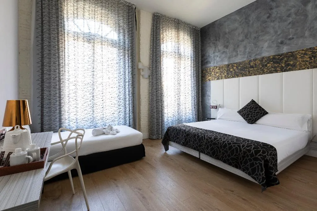 TRIPLE STANDARD Room, Petit Palace Savoy Alfonso XII, Madrid