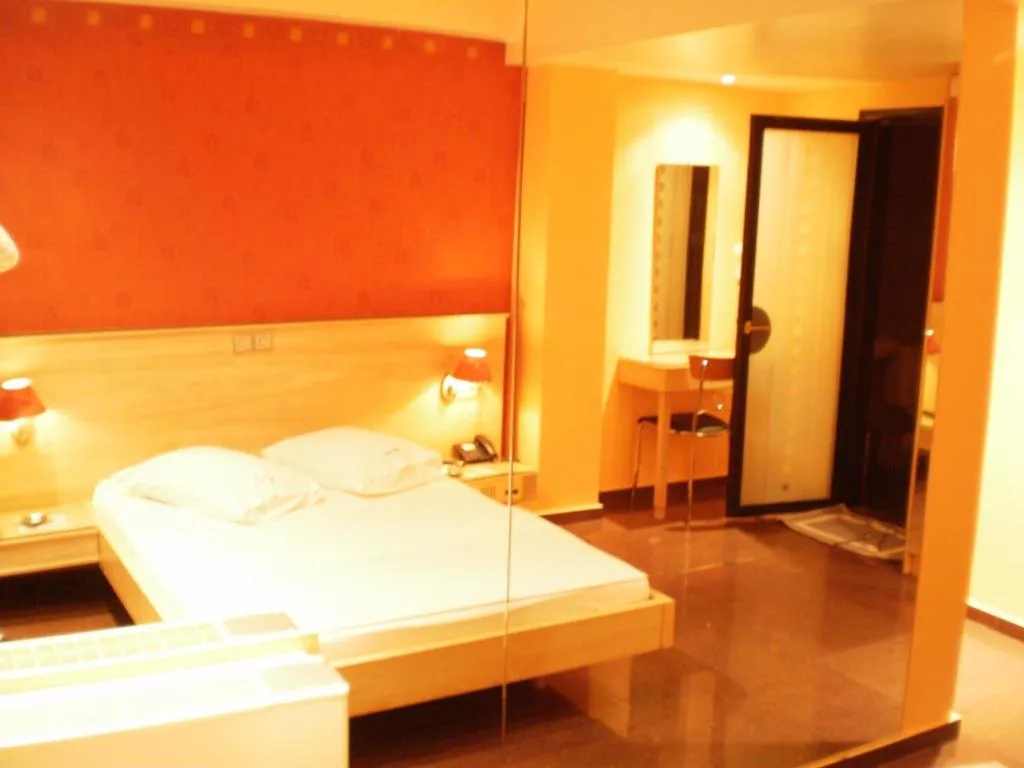 Room, Niki, Athens