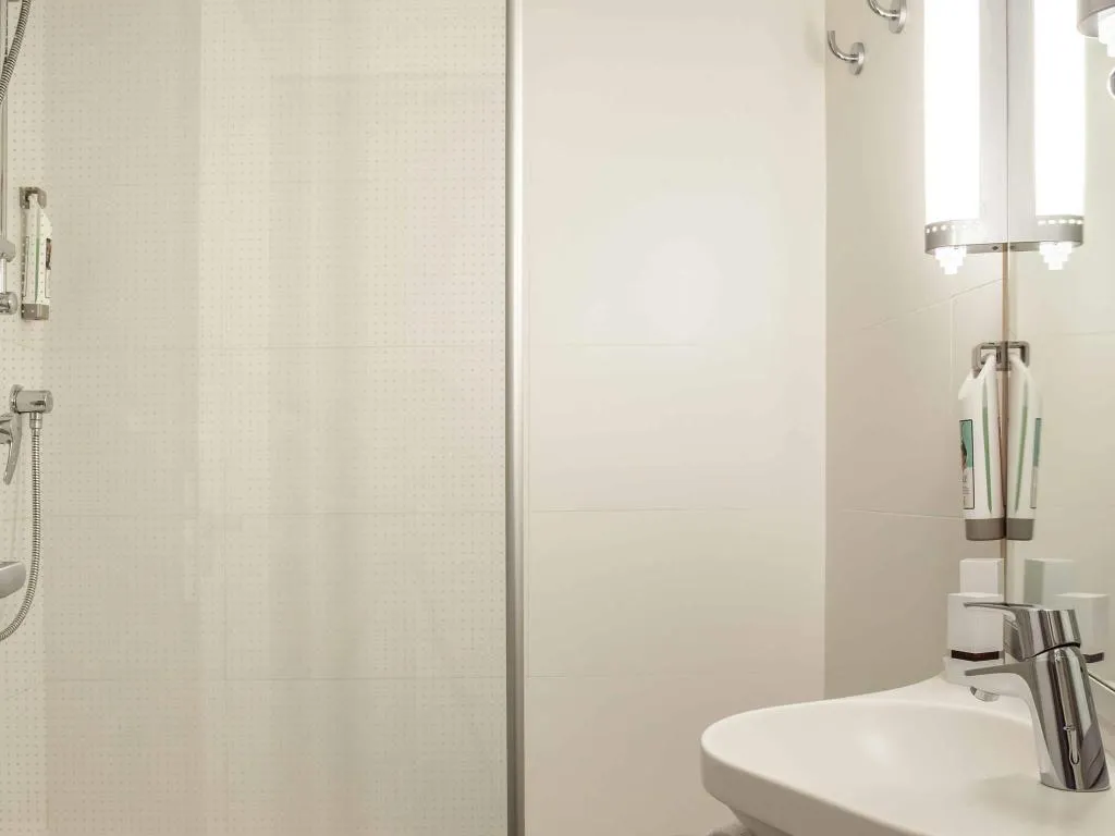 DOUBLE WITH DOUBLE BED Room, Ibis Barcelona Cornella, Barcelona