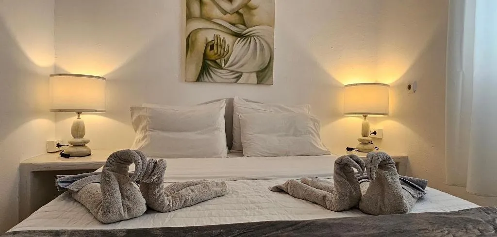 Room, Pleasure Beachside Studios, Santorini