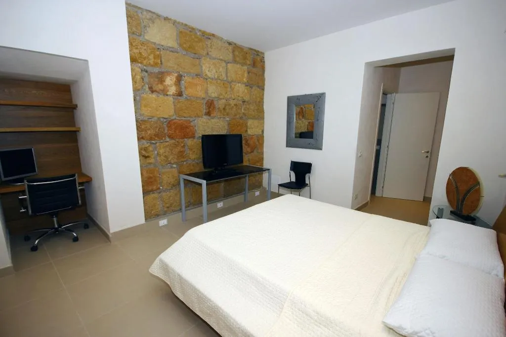 Room, Khalisah, Palermo