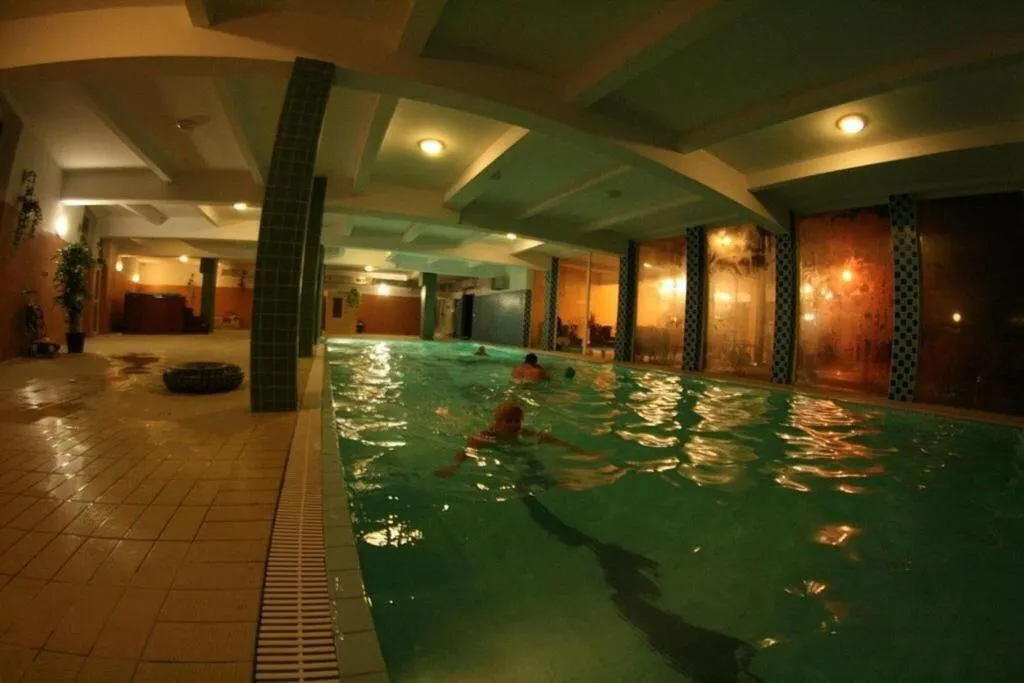 Pool, Daisy Superior, Krakow