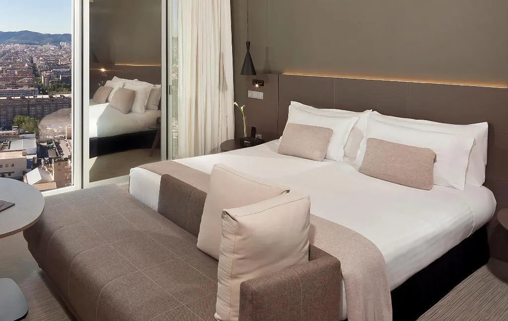 FAMILY ROOM CITY VIEW Room, Melia Barcelona Sky, Barcelona