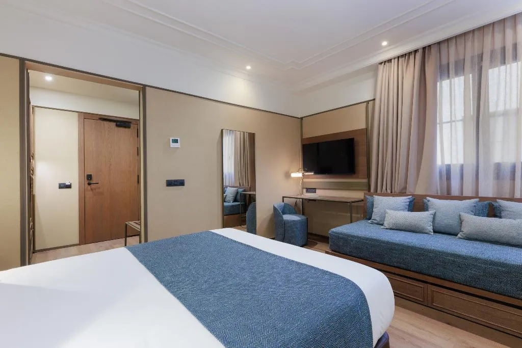 TRIPLE INNER Room, Hotel Medinaceli 4*S, Barcelona