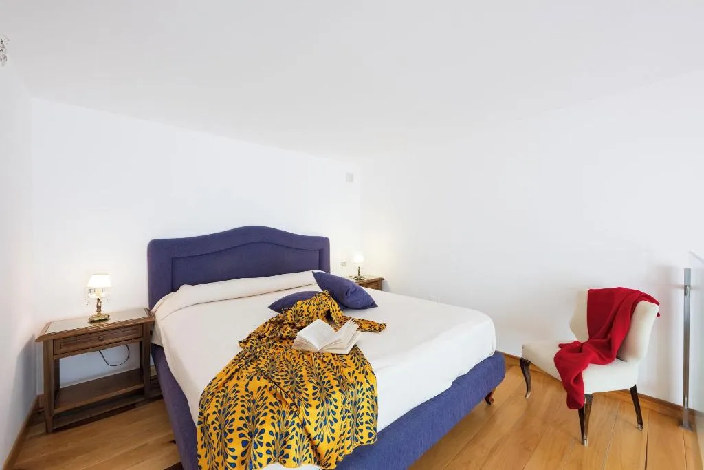 DOUBLE QUEEN SIZE BED Room, Residenza Luce, Naples