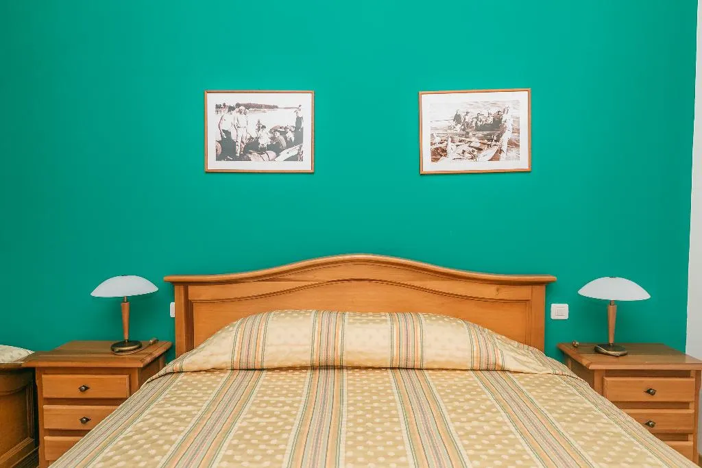 TRIPLE STANDARD Room, Spongiola, Split