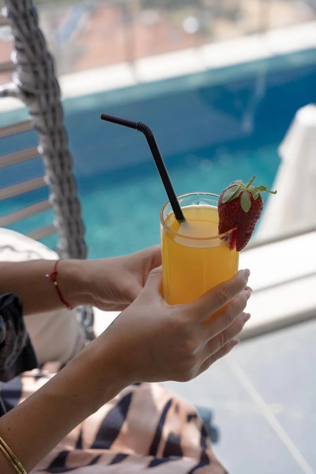 Room, Un Amor Hotel, Dalaman