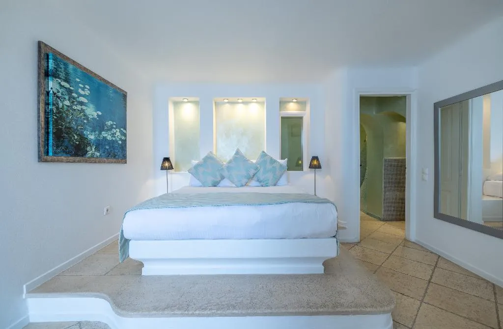 SUITE WITH JACUZZI Room, Above Blue Suites, Santorini