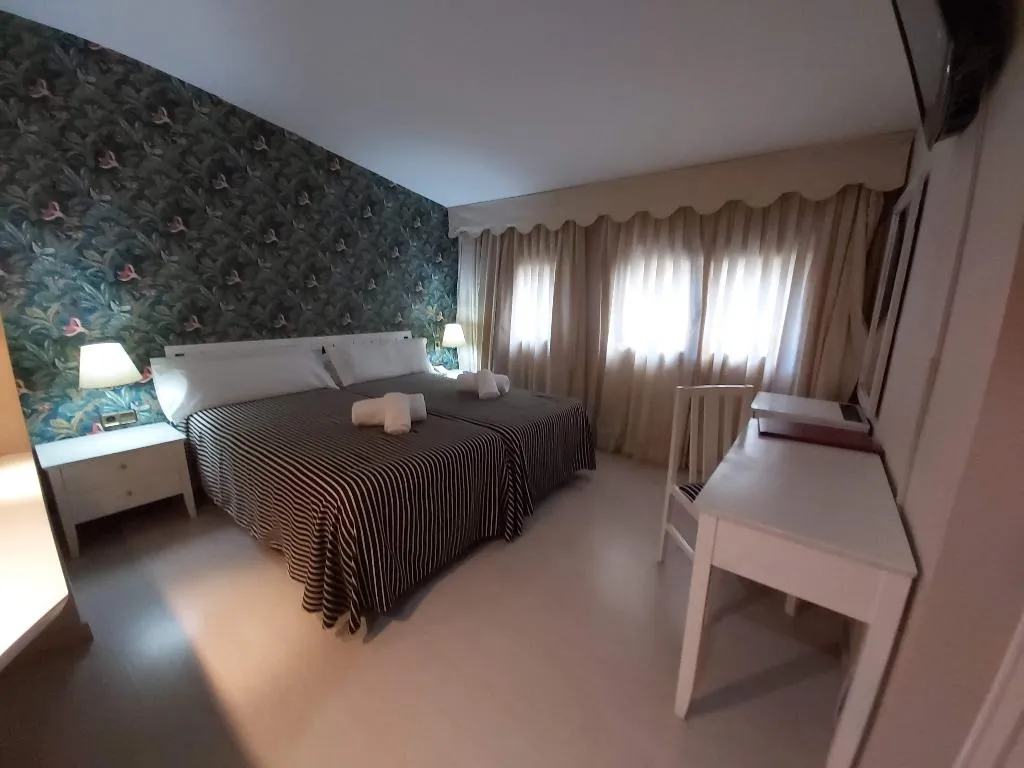 Double or Twin WITH TERRACE Room, El Castell Hotel, Barcelona