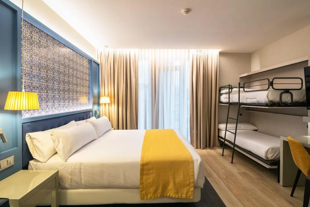 FAMILY ROOM QUEEN SIZE BED Room, Catalonia Porto, Porto