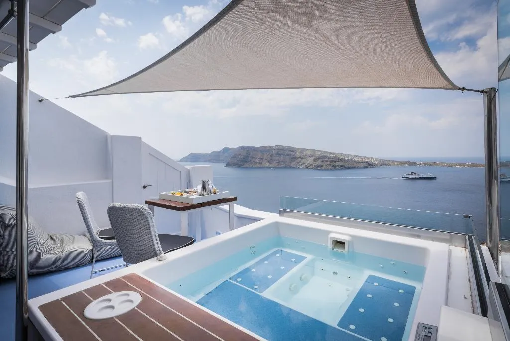 SUITE WITH JACUZZI Room, Hyperion Oia Suites, Santorini