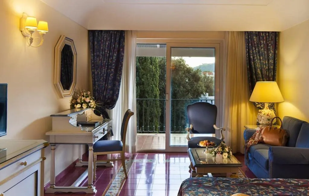 Room, Excelsior Belvedere Hotel & Spa, Naples