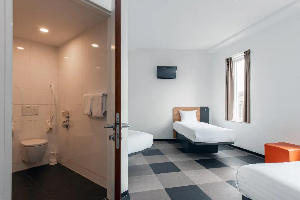 FAMILY ROOM Accessible Room, easyHotel Amsterdam Arena Boulevard, Amsterdam